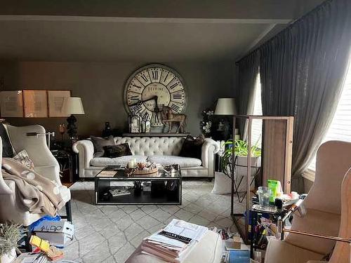 914 11 Street Se, Drumheller, AB - Indoor Photo Showing Living Room