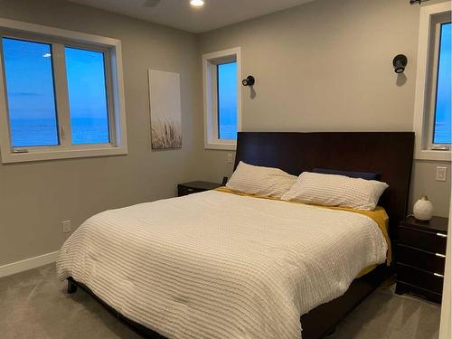 10272 Township Road 300, Rural Special Areas No. 2, AB - Indoor Photo Showing Bedroom