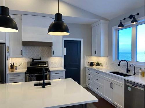 10272 Township Road 300, Rural Special Areas No. 2, AB - Indoor Photo Showing Kitchen With Double Sink With Upgraded Kitchen