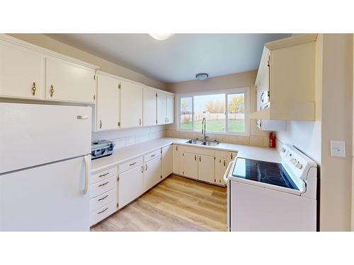 106 181057 Hwy 873, Rural Newell, County Of, AB - Indoor Photo Showing Kitchen With Double Sink