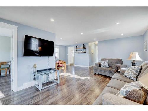 366 4 Street East, Drumheller, AB - Indoor Photo Showing Living Room