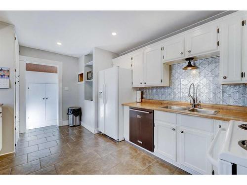 366 4 Street East, Drumheller, AB - Indoor Photo Showing Kitchen With Double Sink