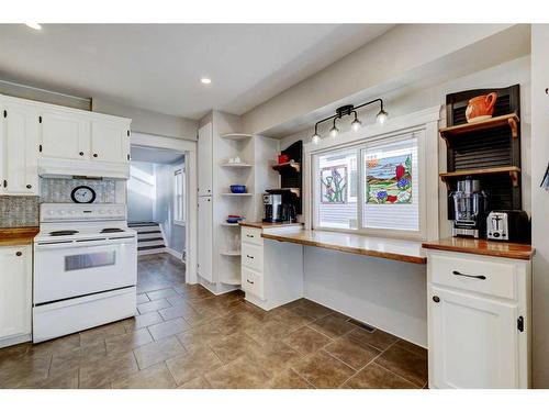 366 4 Street East, Drumheller, AB - Indoor Photo Showing Kitchen