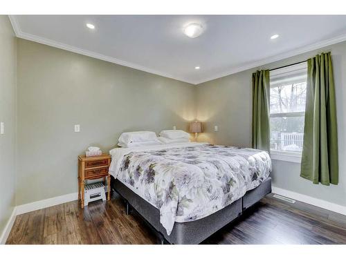 366 4 Street East, Drumheller, AB - Indoor Photo Showing Bedroom