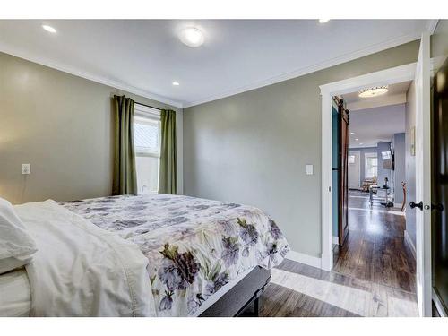 366 4 Street East, Drumheller, AB - Indoor Photo Showing Bedroom