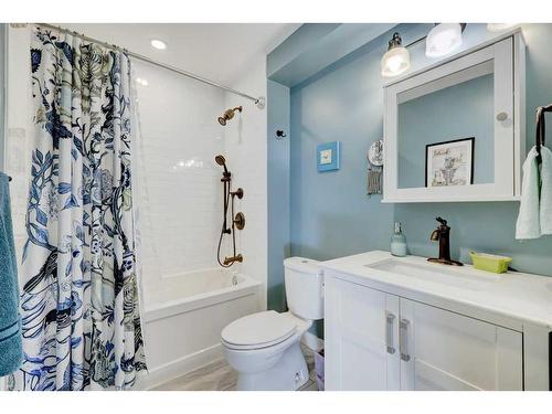 366 4 Street East, Drumheller, AB - Indoor Photo Showing Bathroom