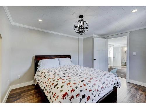 366 4 Street East, Drumheller, AB - Indoor Photo Showing Bedroom