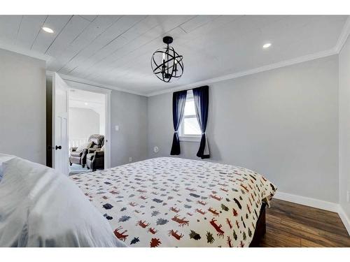 366 4 Street East, Drumheller, AB - Indoor Photo Showing Bedroom