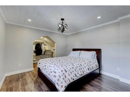 366 4 Street East, Drumheller, AB - Indoor Photo Showing Bedroom