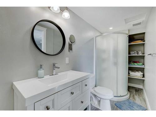 366 4 Street East, Drumheller, AB - Indoor Photo Showing Bathroom