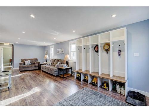 366 4 Street East, Drumheller, AB - Indoor Photo Showing Living Room