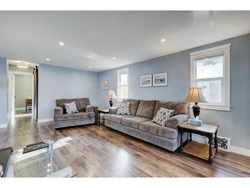 366 4 Street East, Drumheller, AB - Indoor Photo Showing Living Room