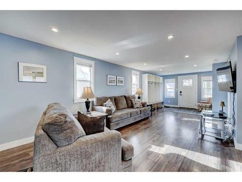 366 4 Street East, Drumheller, AB - Indoor Photo Showing Living Room