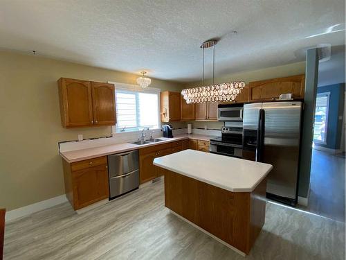 724 2 Street East, Brooks, AB - Indoor Photo Showing Kitchen With Double Sink