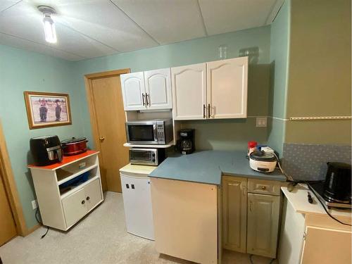 724 2 Street East, Brooks, AB - Indoor Photo Showing Kitchen