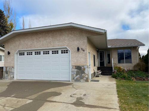 724 2 Street East, Brooks, AB - Outdoor