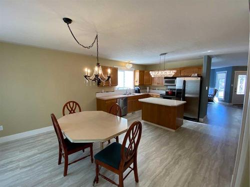 724 2 Street East, Brooks, AB - Indoor Photo Showing Kitchen