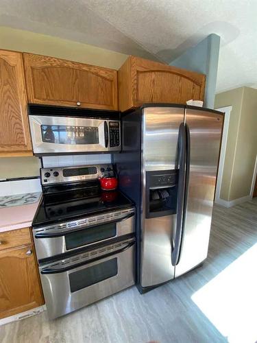 724 2 Street East, Brooks, AB - Indoor Photo Showing Kitchen With Double Sink