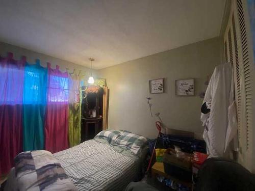 920 2 Avenue West, Brooks, AB - Indoor Photo Showing Bedroom