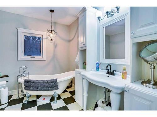 201 4 Avenue West, Hanna, AB - Indoor Photo Showing Bathroom