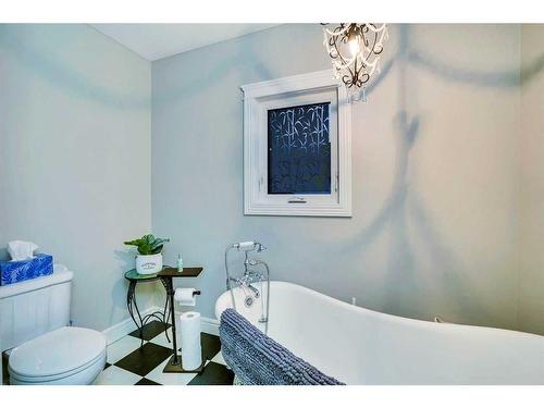 201 4 Avenue West, Hanna, AB - Indoor Photo Showing Bathroom