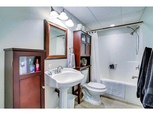 201 4 Avenue West, Hanna, AB - Indoor Photo Showing Bathroom