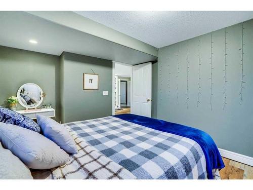 201 4 Avenue West, Hanna, AB - Indoor Photo Showing Bedroom