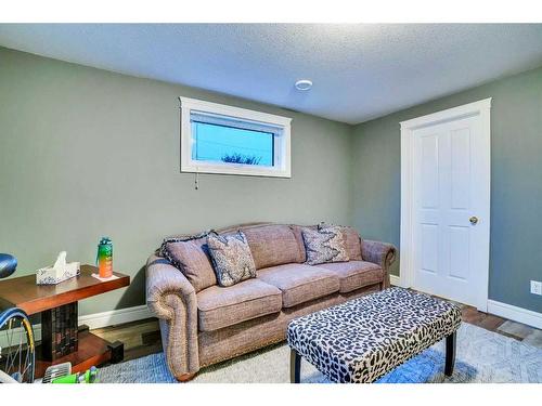 201 4 Avenue West, Hanna, AB - Indoor Photo Showing Other Room