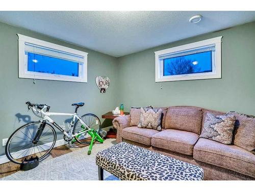 201 4 Avenue West, Hanna, AB - Indoor Photo Showing Living Room