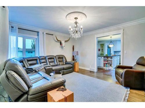 201 4 Avenue West, Hanna, AB - Indoor Photo Showing Living Room