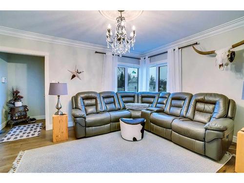 201 4 Avenue West, Hanna, AB - Indoor Photo Showing Living Room