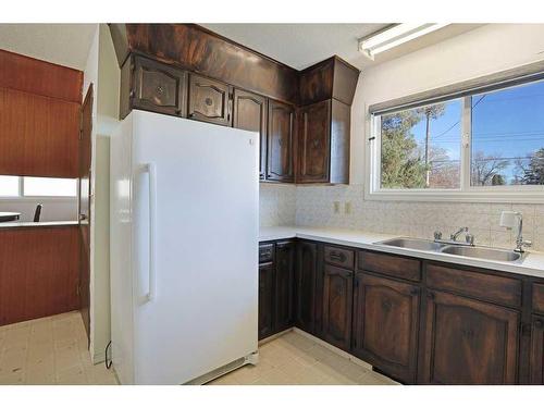 16 Chinook Crescent West, Brooks, AB - Indoor Photo Showing Kitchen With Double Sink