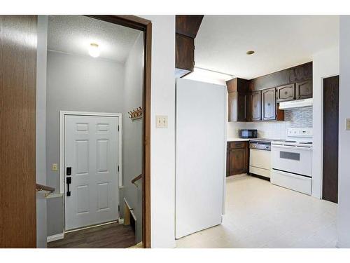 16 Chinook Crescent West, Brooks, AB - Indoor Photo Showing Kitchen