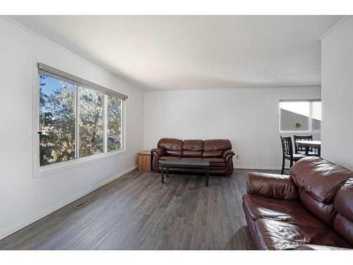 16 Chinook Crescent West, Brooks, AB - Indoor Photo Showing Living Room