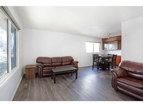 16 Chinook Crescent West, Brooks, AB - Indoor Photo Showing Living Room