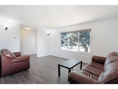 16 Chinook Crescent West, Brooks, AB - Indoor Photo Showing Living Room