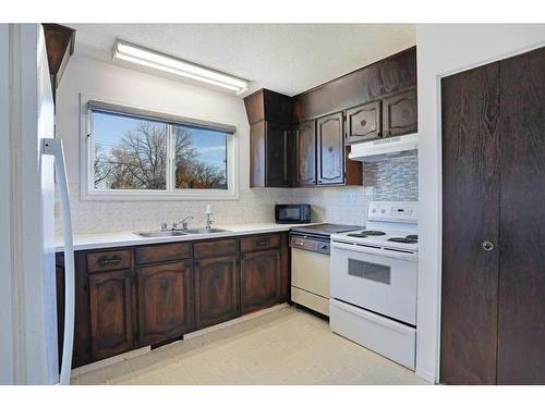 16 Chinook Crescent West, Brooks, AB - Indoor Photo Showing Kitchen With Double Sink