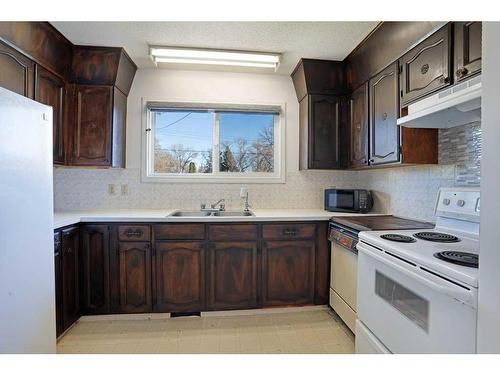 16 Chinook Crescent West, Brooks, AB - Indoor Photo Showing Kitchen With Double Sink