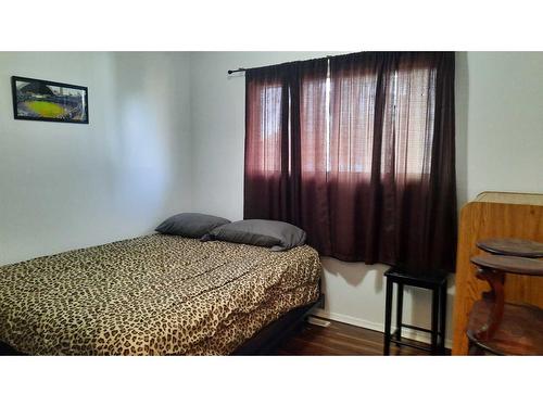 206 1 Avenue South, Morrin, AB - Indoor Photo Showing Bedroom