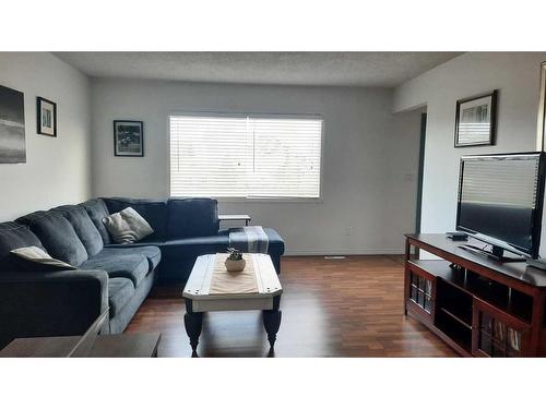 206 1 Avenue South, Morrin, AB - Indoor Photo Showing Living Room