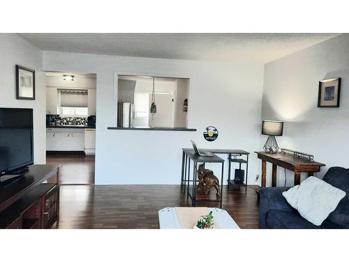 206 1 Avenue South, Morrin, AB - Indoor Photo Showing Living Room