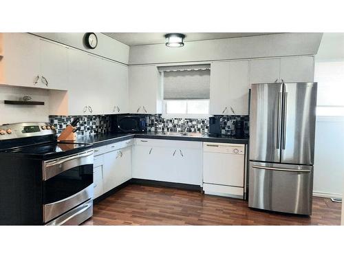 206 1 Avenue South, Morrin, AB - Indoor Photo Showing Kitchen