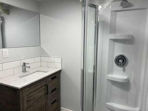 14 Spruce Drive, Drumheller, AB - Indoor Photo Showing Bathroom