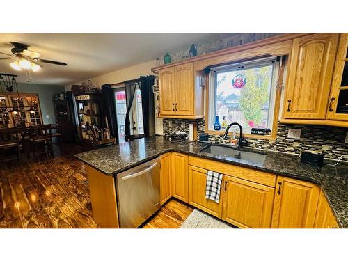 606 2 Avenue, Drumheller, AB - Indoor Photo Showing Kitchen