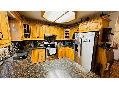 606 2 Avenue, Drumheller, AB - Indoor Photo Showing Kitchen