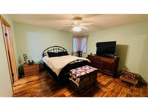 606 2 Avenue, Drumheller, AB - Indoor Photo Showing Bedroom