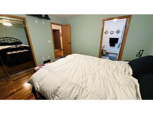 606 2 Avenue, Drumheller, AB - Indoor Photo Showing Bedroom