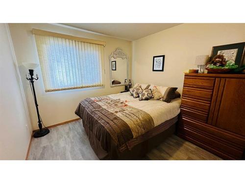 606 2 Avenue, Drumheller, AB - Indoor Photo Showing Bedroom