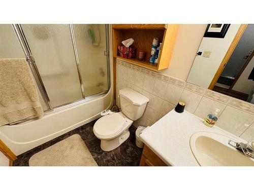 606 2 Avenue, Drumheller, AB - Indoor Photo Showing Bathroom