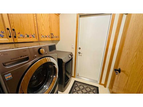 606 2 Avenue, Drumheller, AB - Indoor Photo Showing Laundry Room